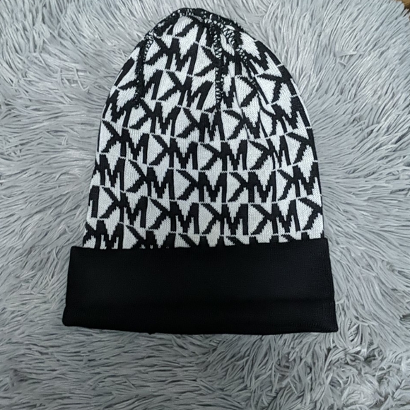 Michael Kors beanie hat - Picture 3 of 4